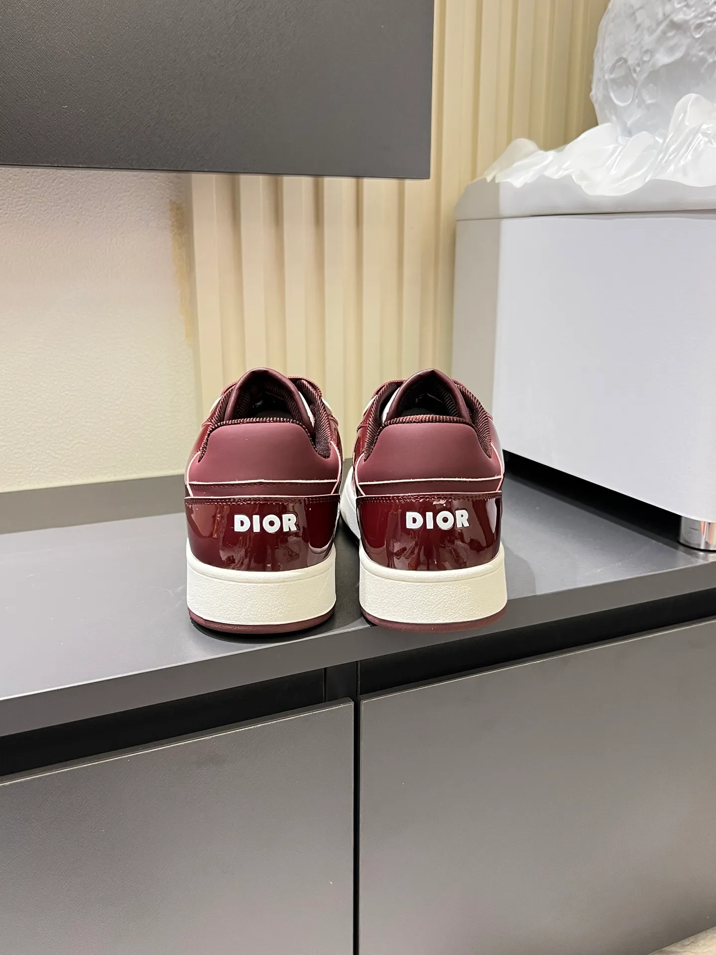 Men's shoes 💰p400 "Dio*" mid-top B27 casual sneakers. This B27 high-top sneaker is a new product in the series and continues Di*r's classic style. Crafted from gray and white smooth calf leather with beige and black Oblique print panels on the sides. The "CD Icon" shaped shoelace eyelets are clever and delicate, and the two-color rubber sole, rear collar and heel are all equipped with the brand's iconic details to enhance the style. Oblique printed straps at the ankle allow for an adjustable fit to complement the overall design. Fashionable and versatile, it can complement any look. Create an exquisite design with unique dynamic vitality and modern atmosphere, presented in low-top and high-top styles. This new must-have shoe adds a new dimension to Dior's archive heritage, embodying modern elegance. Purchase the original version and make it 1:1. If you need top quality, please come to me! Male 38-44!